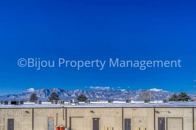 Building Photo - Completely Renovated Townhome