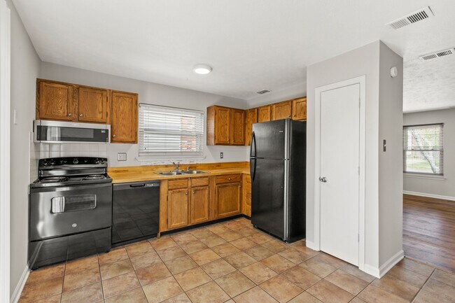 Building Photo - 1576 Springfield Dr