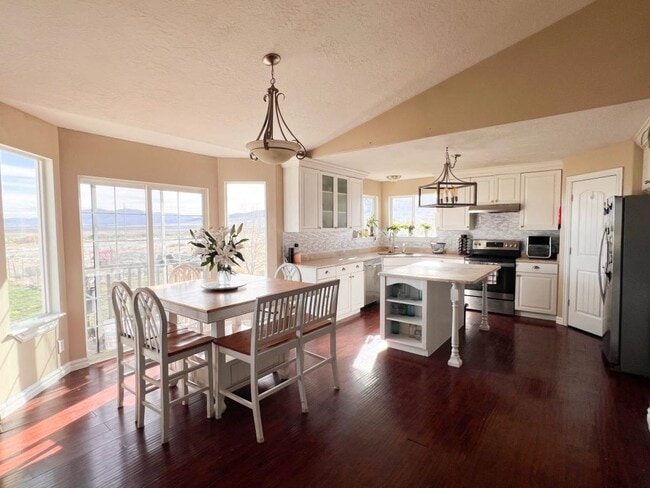 Building Photo - 2959 W Rim Rock Dr