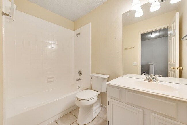 Building Photo - 220 High Pointe Ln