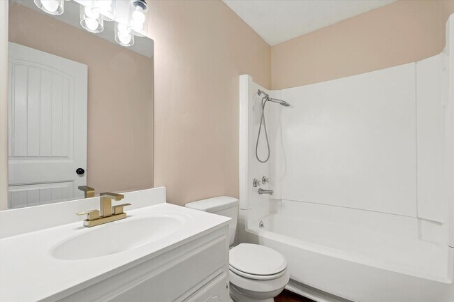 Building Photo - Spacious 4 Bed / 2 Bath Home