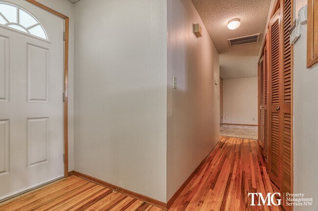 Building Photo - Charming single-family home!