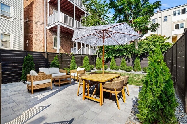 Building Photo - 722 E 5th St