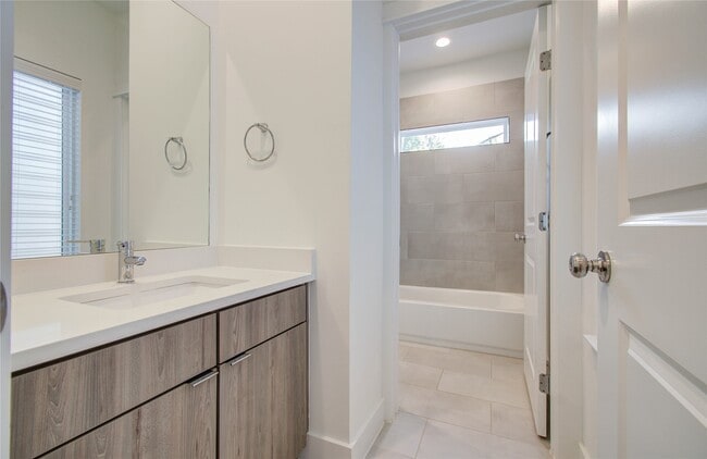 Building Photo - 556 Janisch Rd