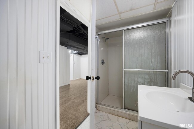 Building Photo - 205 W Glen Ave