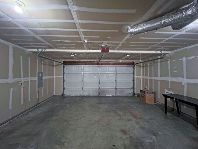 Building Photo - NE Tacoma - Large 3 bedroom 2.5 bathroom w...