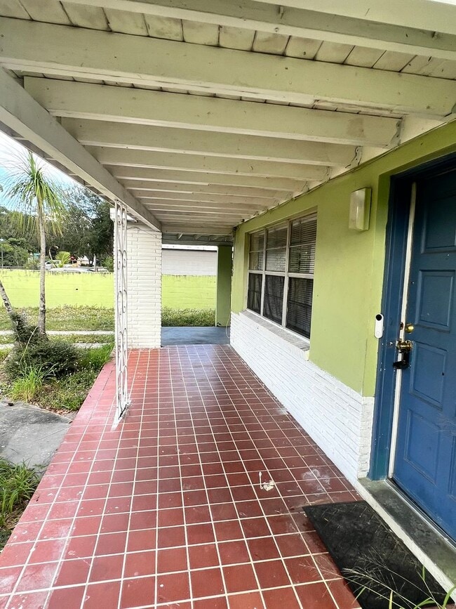 Building Photo - 2 BEDROOM 1 BATH SINGLE FAMILY HOME WITH A SEPARATE DEN (POSSIBLE 3RD BEDROOM)