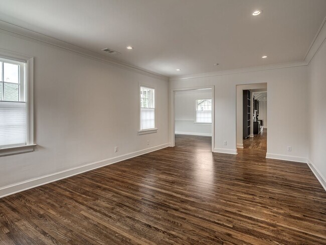 Building Photo - Luxury Living in the Heart of Tulsa
