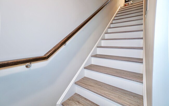 Building Photo - Two-Level 1BR w/ Den Next to Walter Reed a...