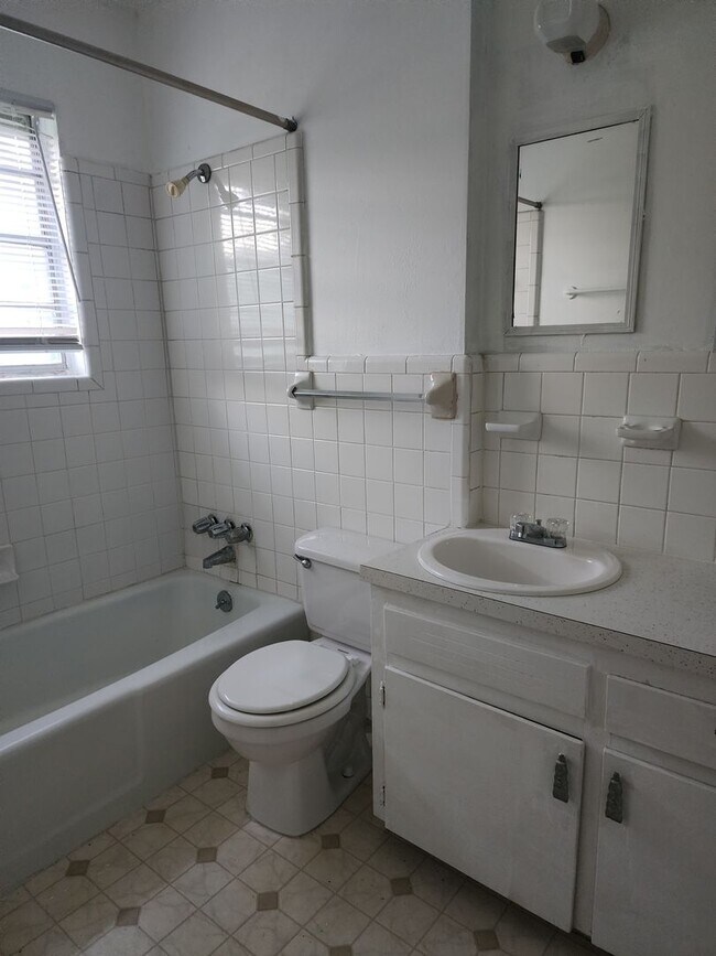 Building Photo - 405 Robertson Ave