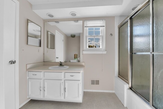 Building Photo - 197 Kings Way