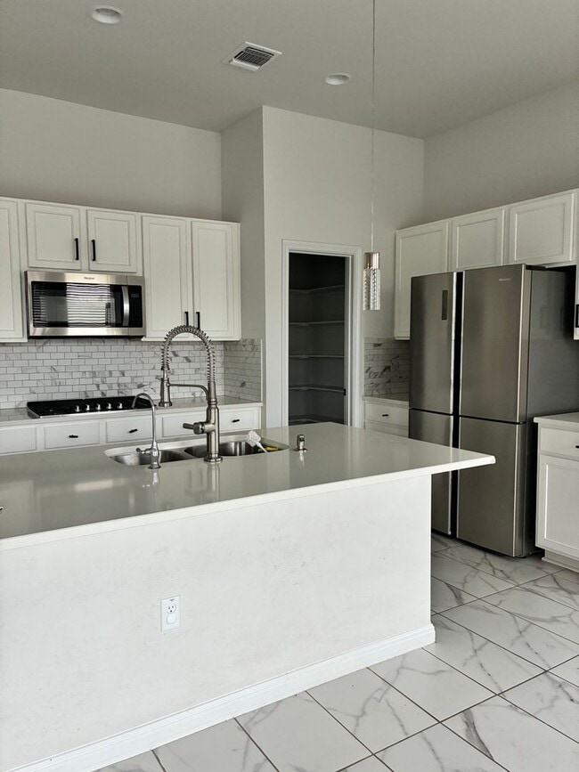 Building Photo - Elegant 6 BR 5 BA Home with Modern Amenities