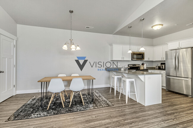 Building Photo - 73 W Silver Springs Dr