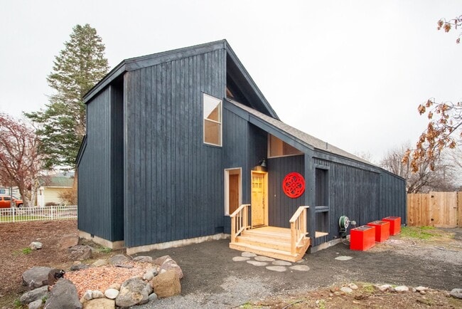 Building Photo - 2224 Towhee Ln