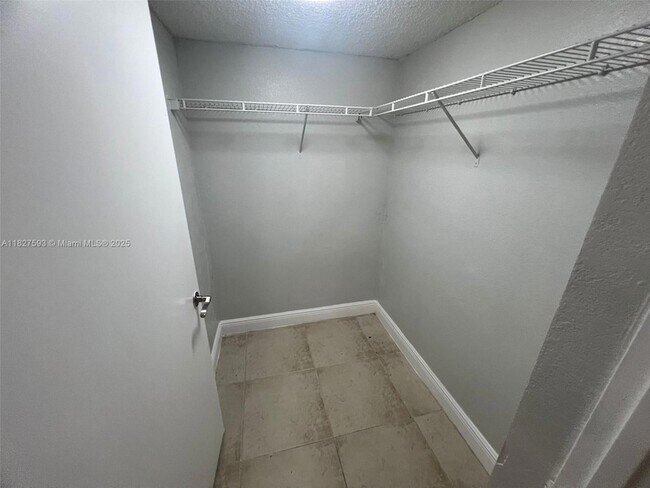 Building Photo - 1543 Lake Crystal Dr
