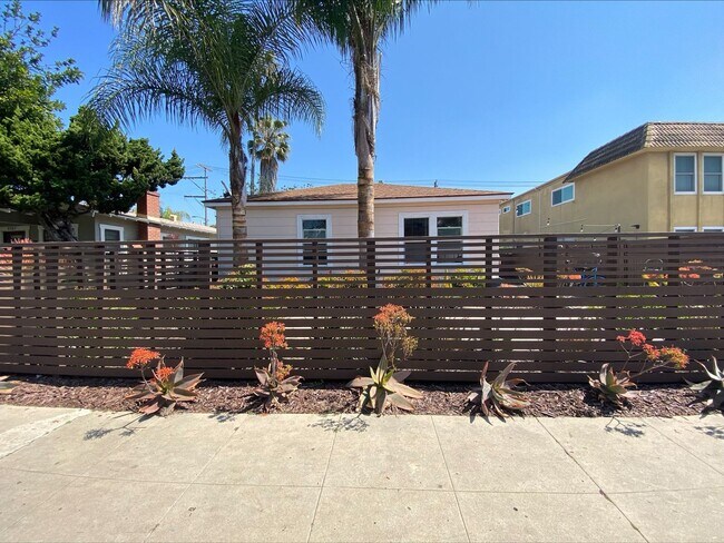 Building Photo - LARGE PRIVATE EXCLUSIVE PATIO! EXCLUSIVE U...