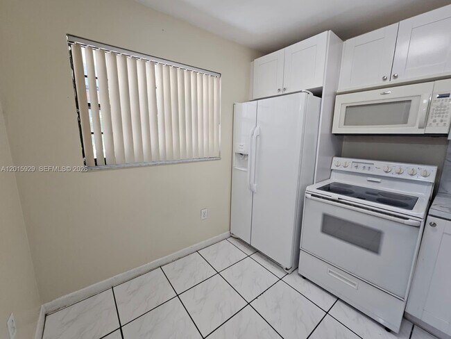 Building Photo - 10825 SW 112th Ave