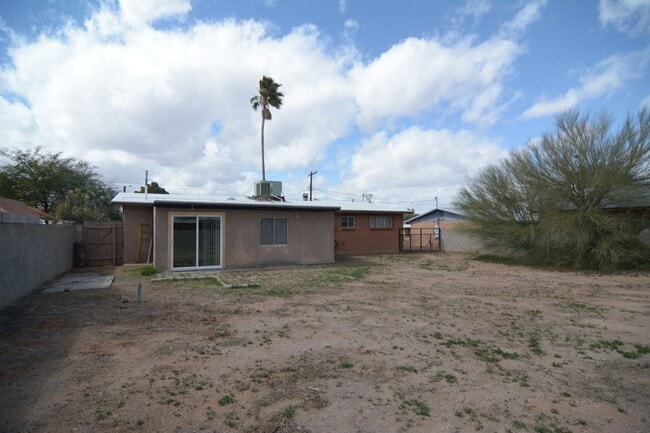 Building Photo - Charming 3 Bedroom 2 Bath Home! Central Tu...