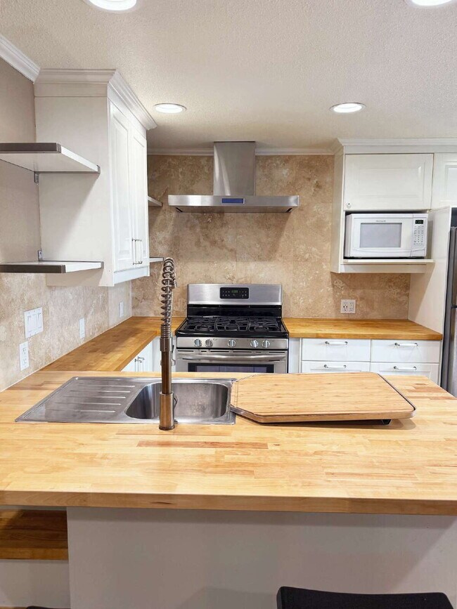 Building Photo - Updated 1-Bedroom Retreat in the Heart of the Springs.