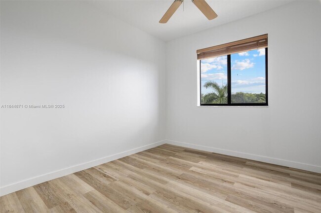 Building Photo - 9340 Fontainebleau Blvd
