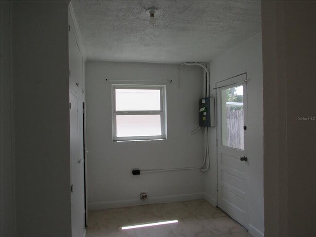 Building Photo - 137 Linden St