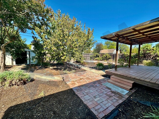 Building Photo - 41 W McKenzie Ave