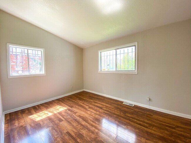 Building Photo - Spacious 3 Bedroom with Updated Kitchen - Vouchers Welcome