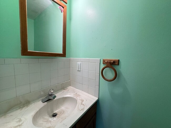 Building Photo - Woburn Townhouse| 2 Bed 1.5 Bath| Availabl...