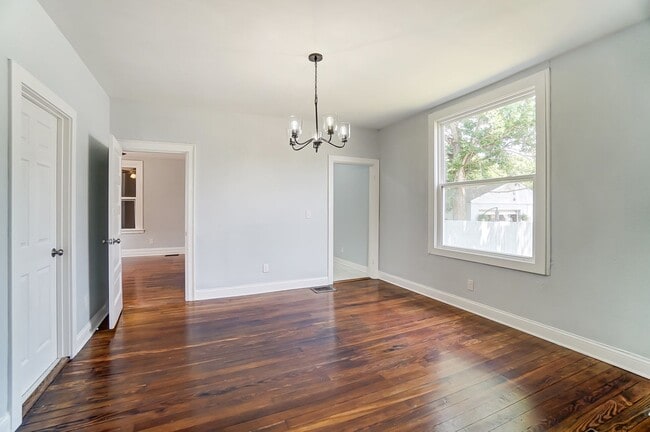 Building Photo - Spacious 3 Bedroom in Hamilton!