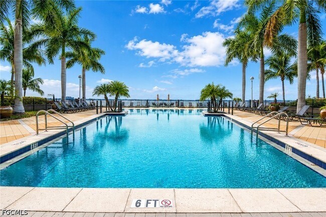Building Photo - 2825 Palm Beach Blvd