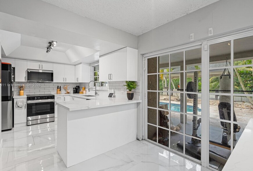 Building Photo - 8351 SW 39th Ct