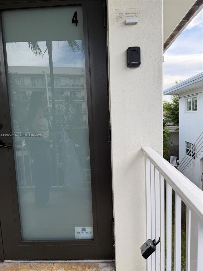 Building Photo - 2220 Calais Dr