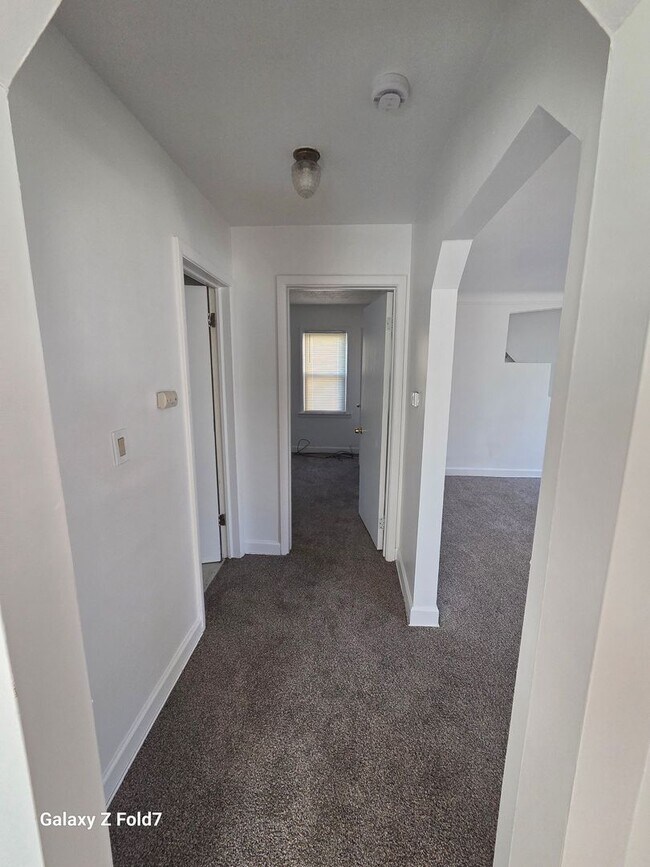 Building Photo - $1200 2 bedroom bungalow