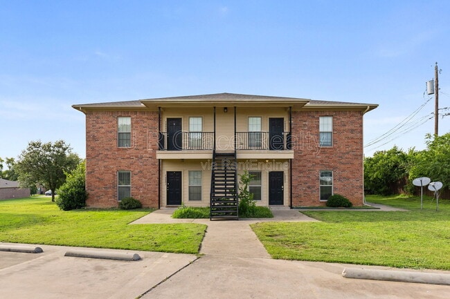 Building Photo - 2100 Breezy Dr