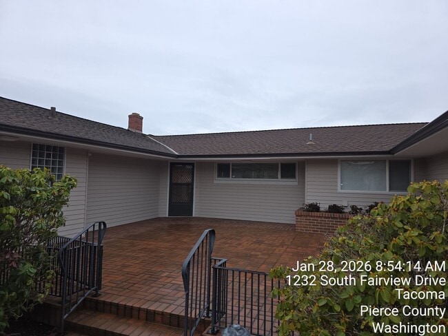 Building Photo - View home North Tacoma - 3 bedroom, 3.5 bathroom, 6 car garage - Available NOW!!!