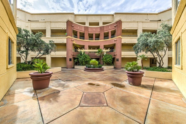 Building Photo - 230 E Flamingo Rd