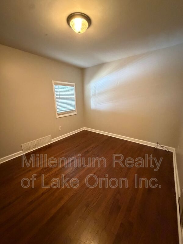 Building Photo - 260 W Longfellow Ave