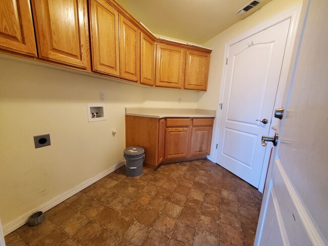 Building Photo - 3 bed 2 bath Single Family Home for Rent in  SW Grants Pass