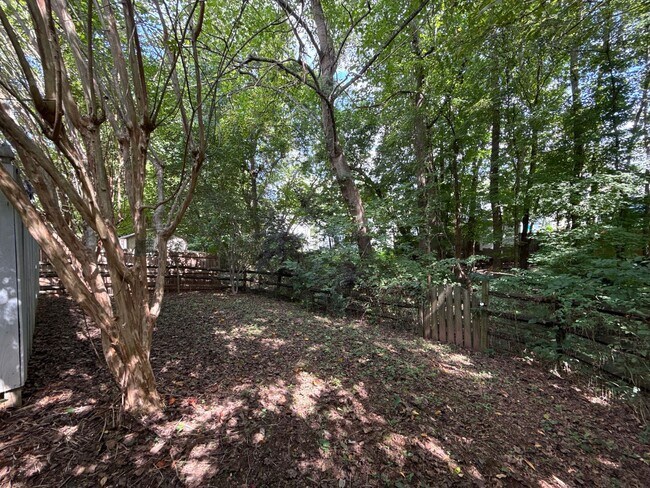 Building Photo - 3-Bedroom Home close to University!
