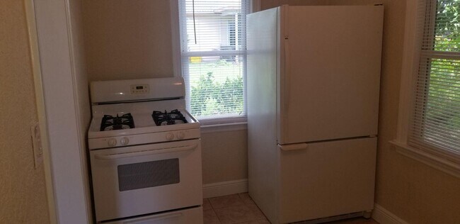 Building Photo - 415 Greenbriar Dr