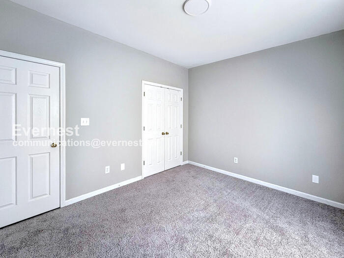 Building Photo - 6004 Park View Dr