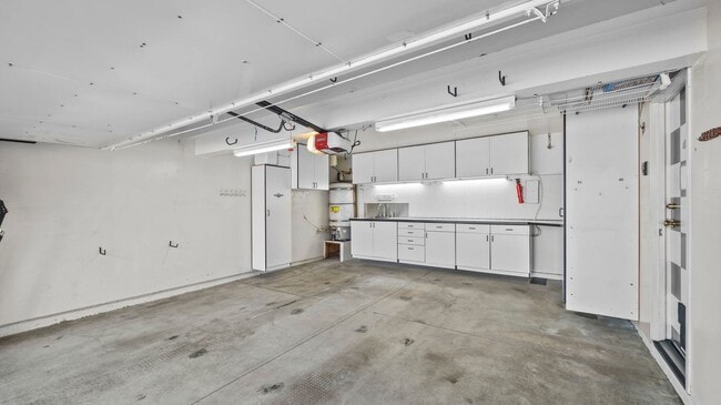 Building Photo - Tri-Level Townhome in Tustin