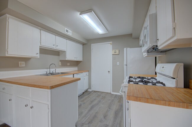 Building Photo - 304 Walnut Cir