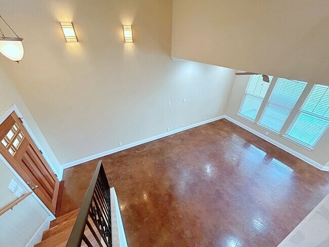 Building Photo - 3 Bedroom Townhouse in Gated Community off...