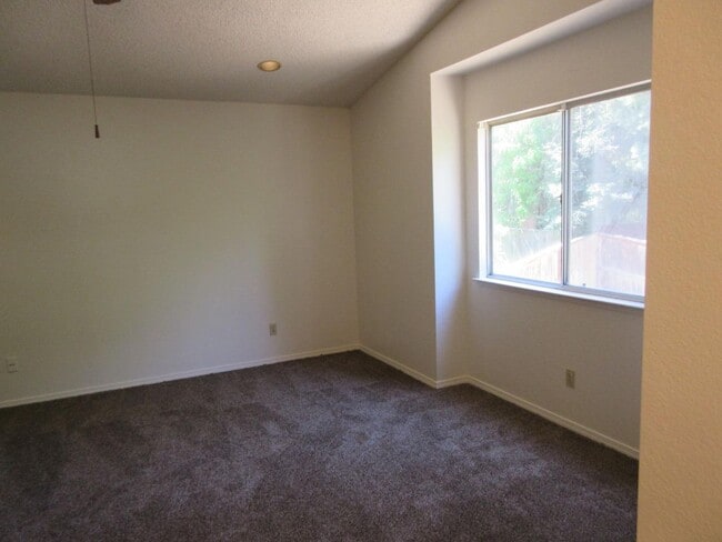 Building Photo - 4 Bed, 2.5 Bath Home with 3-Car Garage in Clovis Unified School District