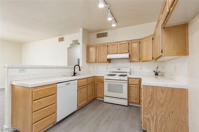 Building Photo - 2110 Los Feliz St