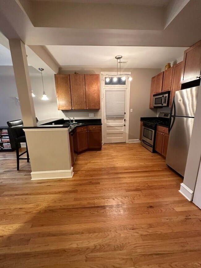Building Photo - Oak Park Apartment!