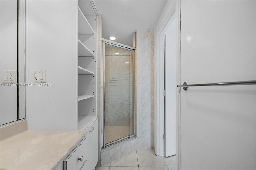 Building Photo - 300 Bayview Dr