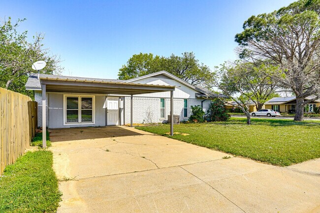 Building Photo - 4624 Trailwood Dr