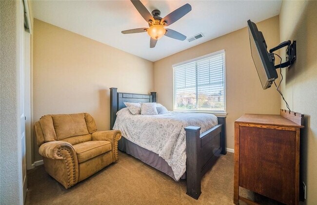 Building Photo - 3 Bedroom Home for Rent in Chico CA | Meadow Brook Ranch, Fireplace, Washer & Dryer